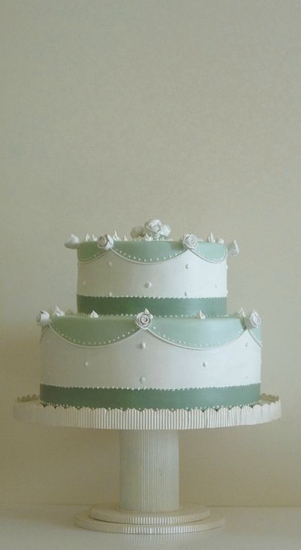 faux gâteau en pâte à sucre vert amande et blanc