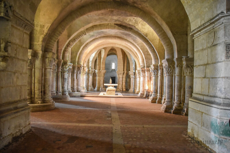 Tombeau de Saint-Eutrope dans la crypte de la Basilique de Saintes (Saintonge) (8)