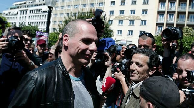 le-ministre-grec-des-finances-yanis-varoufakis-lors-des-manifestations-du-1er-mai-2015-a-athenes_5331313