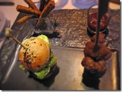 "Mac Charlemagne" : Epaule et ris d'agneau confits, roquette, chicorée, pétales d'oignons rouges, la  patate au carré