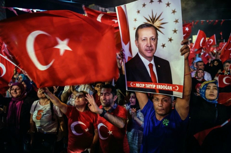 896155-les-partisans-d-erdogan-manifestent-le-23-juillet-2016-place-taksim-a-istanbul