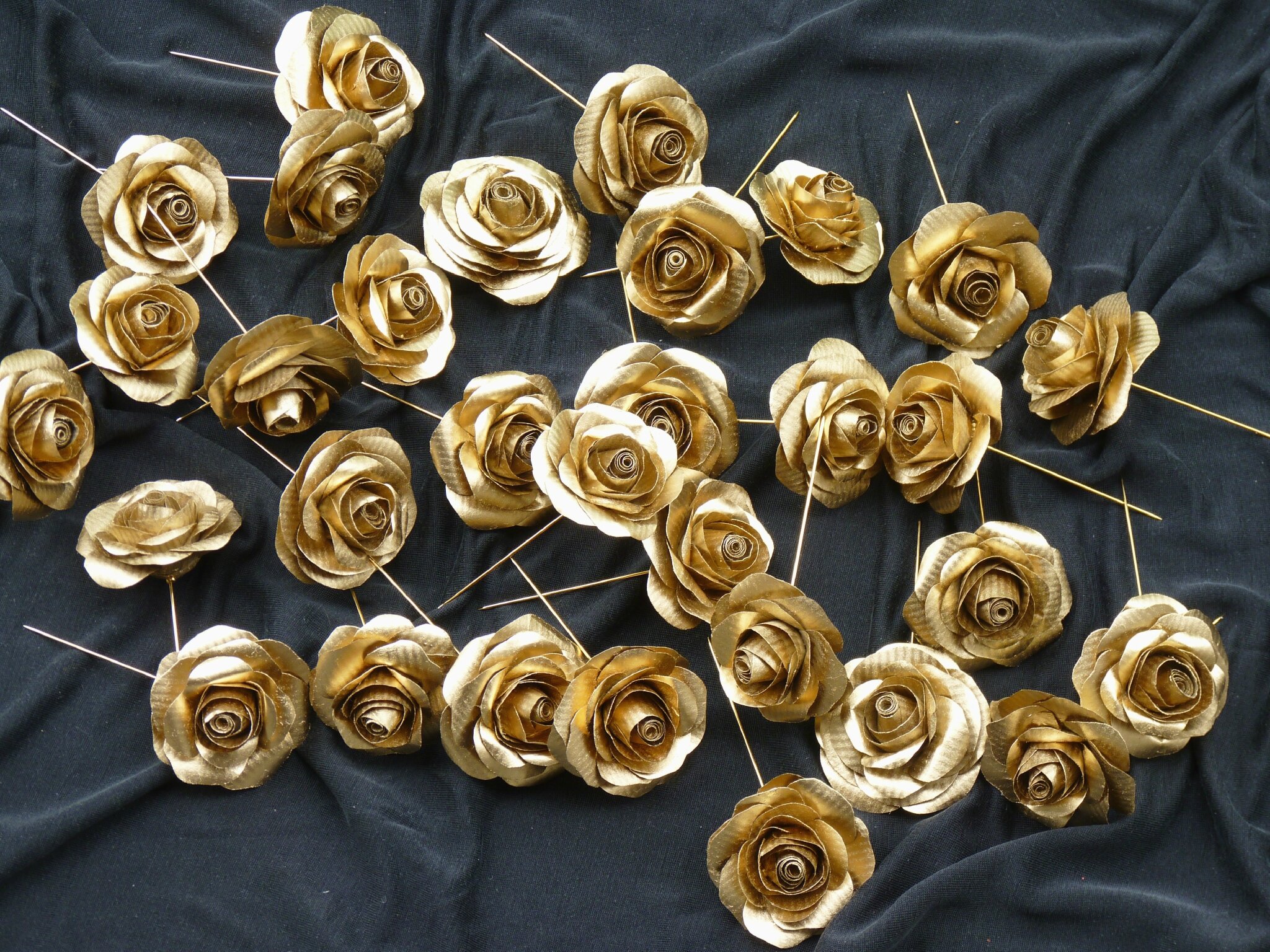 Broche, rose en papier or, pour Perrier Jouët