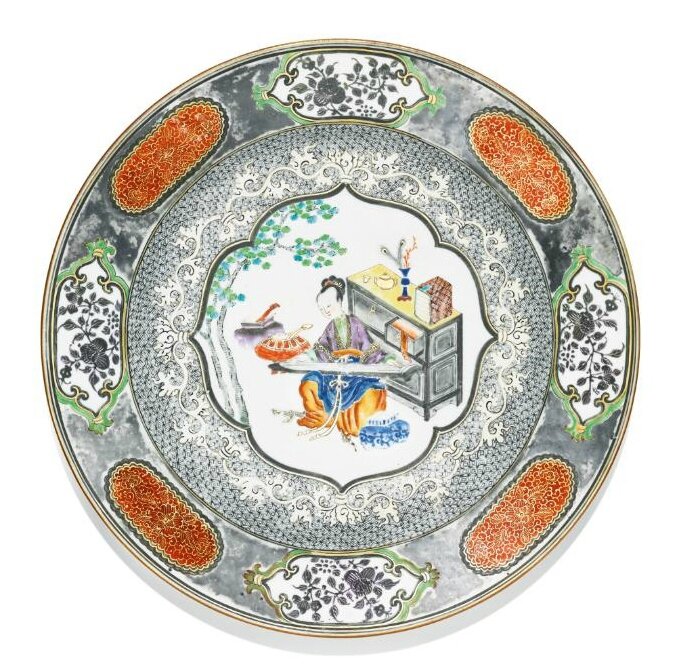 An en grisaille and gilt famille-rose dish, Qing dynasty, Yongzheng period (1723-1735)