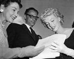 1958_05_21_new_york_signing_autograph_010_1