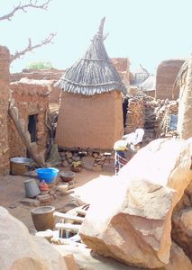 à l'intérieur d'une concession dogon Mali