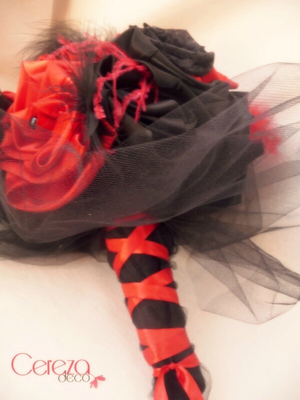 bouquet mariage cabaret baroque corset dentelle rouge noir plumes cereza deco 11 (11c)