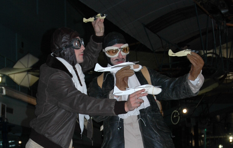 les pioniers de l'aviateur. Déambulations burlesques et interactives. Soirée du Musée du Bourget. Les débuts de l'aviation à la Belle Epoque