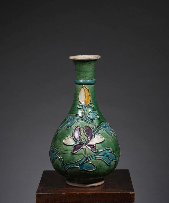 Vase piriforme à décor de fleurs, Chine, Jiangxi, Jingdezhen, Dynastie Ming, ca 16° siècle