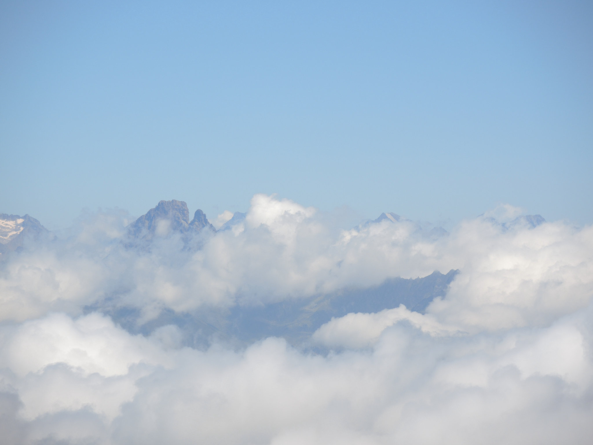 Lescun, i sommet du pic d'Ansabère, vue sur le pic du Midi d'Ossau (64)