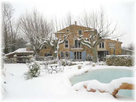 maison_et_piscine_sous_la_neige