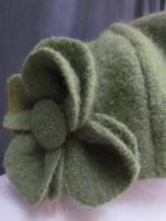 Chapeau AGATHE en laine bouillie vert olive - Doublure de coton écru imprimé fleurs bleues et vertes - taille 60 (2)