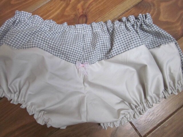 Culotte BIANCA en coton vichy gris - Coton vichy gris et coton uni beige dans le dos - noeud de mousseline rose devant et sur les fesses (4)