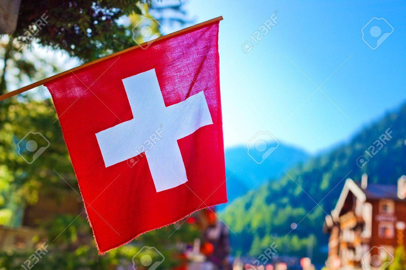 19221189-drapeau-suisse-sur-fond-de-ville