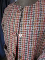 Manteau GISELE en toile polyester imprimé pied de poule kaki et orange - Doublure de satin orange - fermé par 3 pressions dissimulés sous 3 gros boutons recouverts (11)
