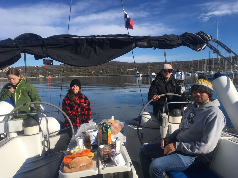 Petit déjeuner à Punat, la marina défile à bâbord, mardi 16 mars 2021 (2)