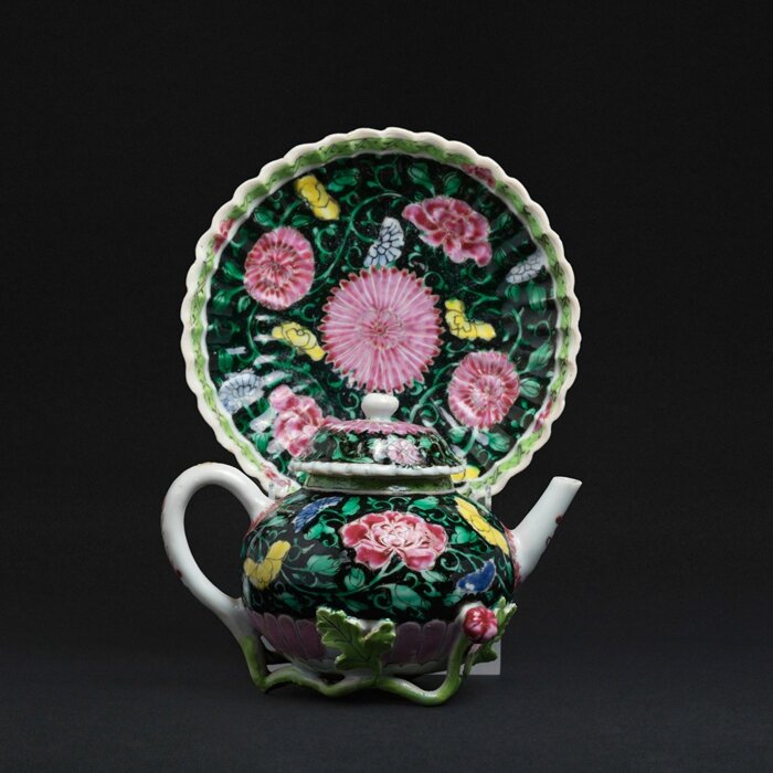 Famille Noire Teapot on presentoir, China, Yongzheng period