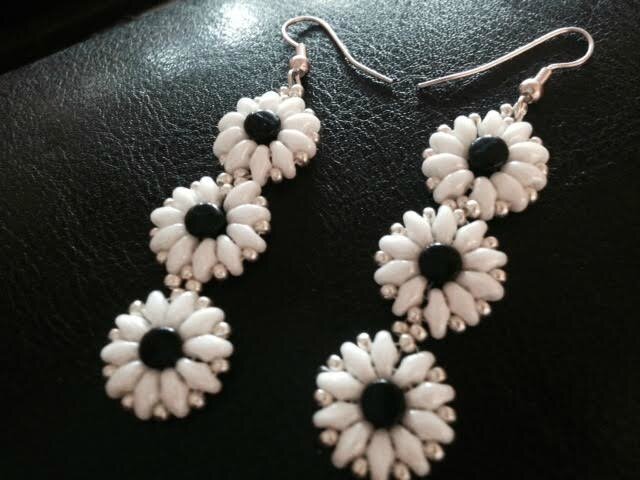 boucle d'oreille marguerite blanc et noir