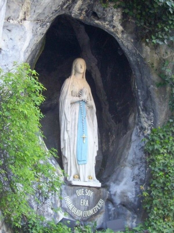 Lourdes-apparition-de-la-Sainte-Vierge-dans-la-grotte-de-Massabielle-835x1113