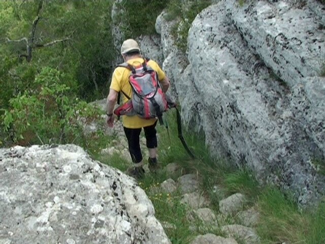 descente par une longue série de marches