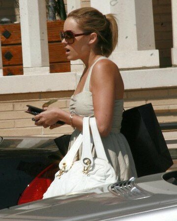 lauren_conrad_chats_on_the_phone_while_leaving_barney3