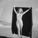 1945_beach_sitting_bikini_yellow_037_1