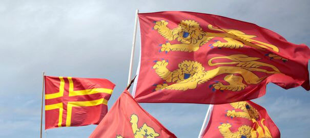 drapeaux-normands-sur-le-pont-de-normandie-10-mai-2014_4896143-modifié