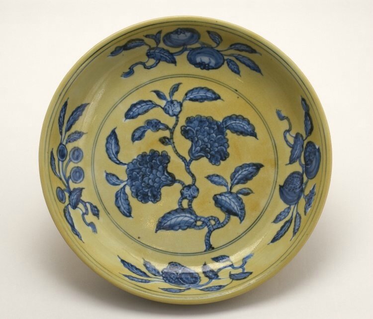 Dish with flowering pomegranate, Ming dynasty, Zhengde mark and period, AD 1506–1521