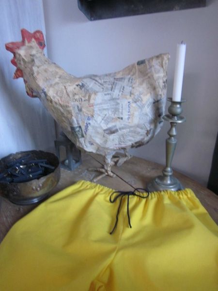 Short de bain HOMME en toile de coton jaune - Taille élastique - Cordon de serrage bleu marine - poche plaquée sur la fesse droite (3)