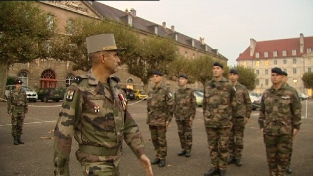 Service National Universel : colonie de vacances plus que véritable projet d’avenir Besançon Armée prise d'armes