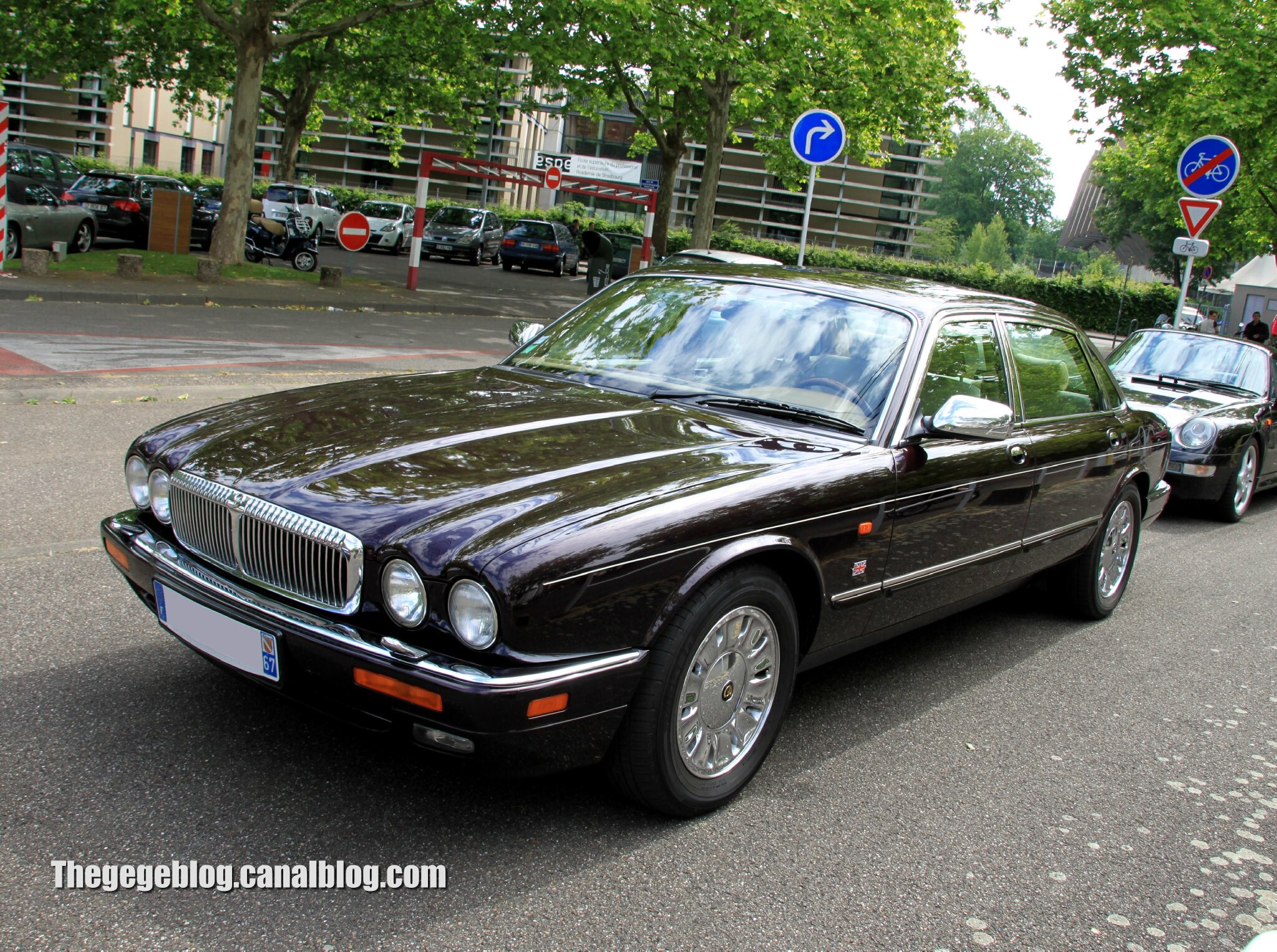 Daimler double six century (Retrorencard juin 2014) 01