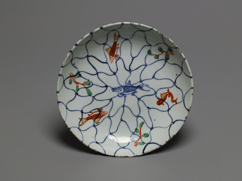 Dish with Fish,Waterweed and Fishnet Motifs in Underglaze Blue and Overglaze Enamels, Ming dynasty, Tianqi reign (1621-1627)