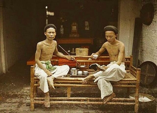 Hanoi_opium_smokers