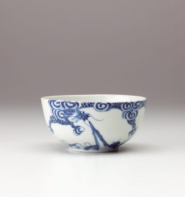 Bleu de Huê bowl with dragon decoration, China Export ware (Viet Nam), Qing dynasty, circa 19th century-20th century, porcelain with underglaze decoration, 5.1 x 10.9 cm. Gift of Dr John Yu & Dr George Soutter 2002 (168.2002) © Art Gallery New South Wales
