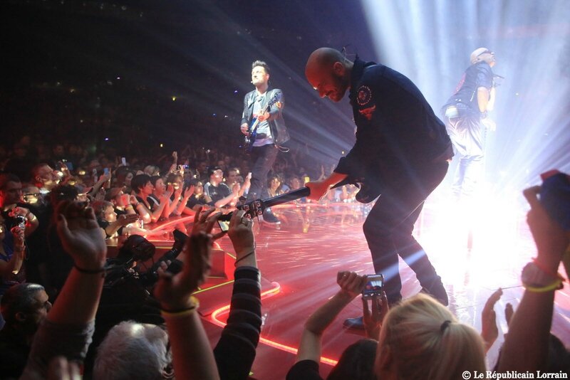 pascal-obispo-a-enflamme-le-galaxie-d-amneville-hier-soir-pour-le-plus-grand-plaisir-de-ses-fans-venus-en-nombre-photo-gilles-wirtz (5)
