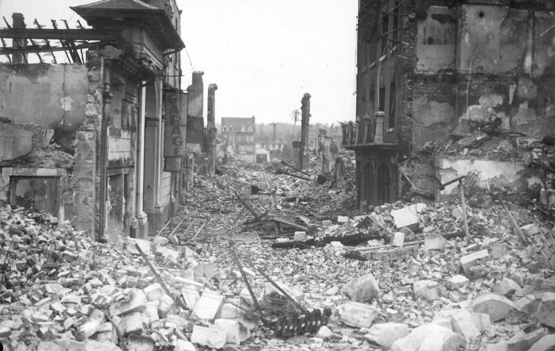 Rue-Marie-de-Besneray-à-Lisieux-après-les-bombardements-de-juin-1944