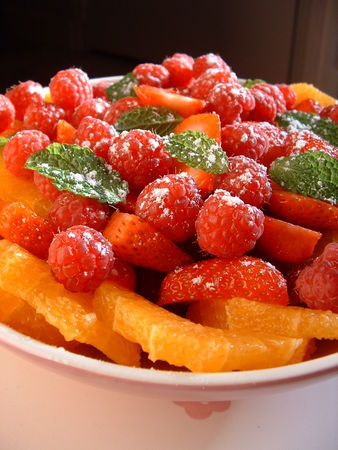 Parce qu’on ne peut pas hiberner indéfiniment: salade d’oranges aux fruits rouges et à la menthe recettes legumes recettes dessert Du soleil , des petits oiseaux , des fraises , de la menthe ...