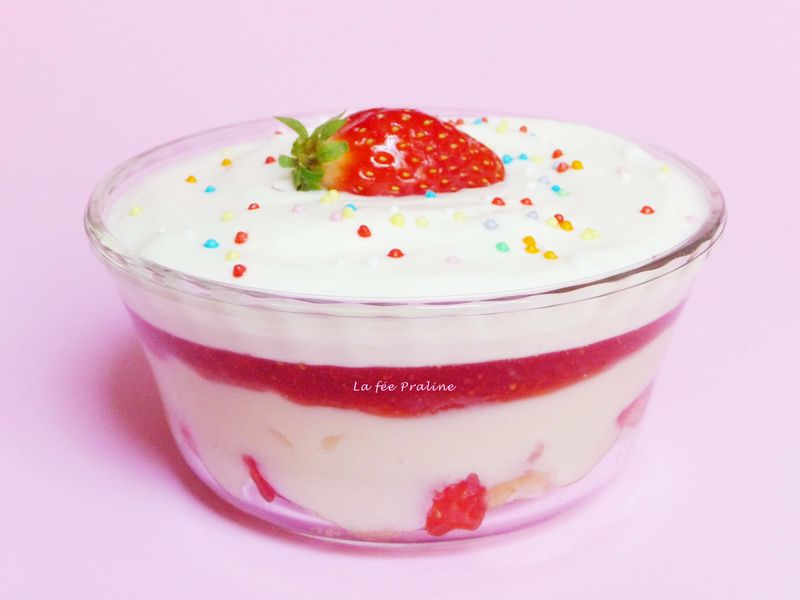 TRIFLES_A_LA_FRAISE_une_coupe_La_f_e_Praline