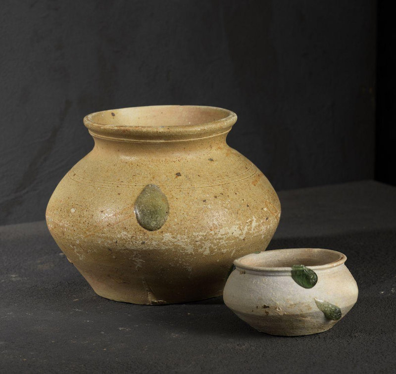 Lot de deux pots dont un miniature, Vietnam, période Hán-Việt, 1°-3° siècle
