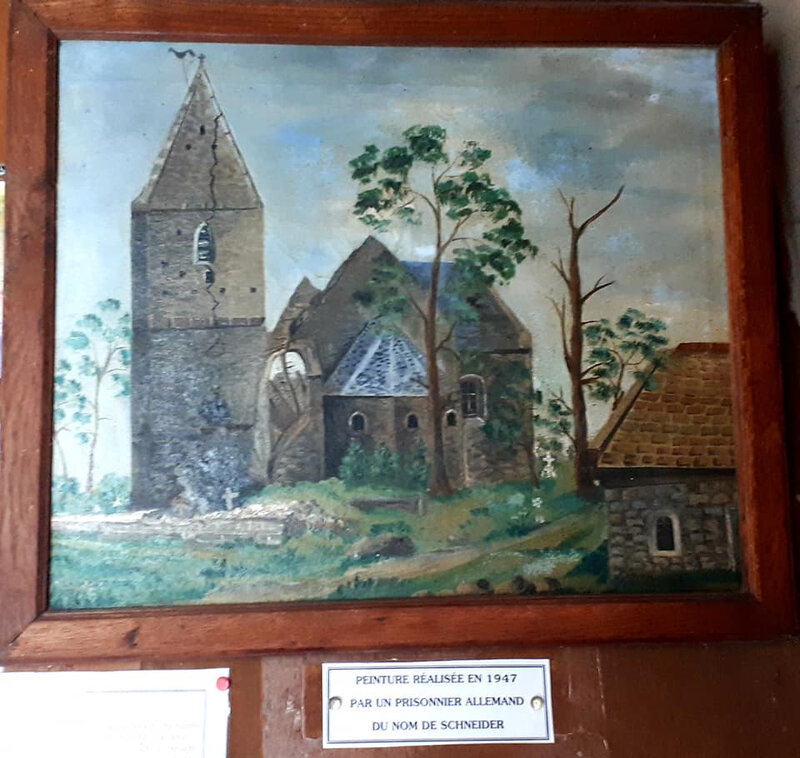 église des Pernelles peinte en 1947 par un prisonnier allemand.