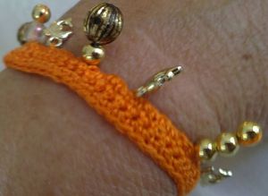 bracelet orange porté c