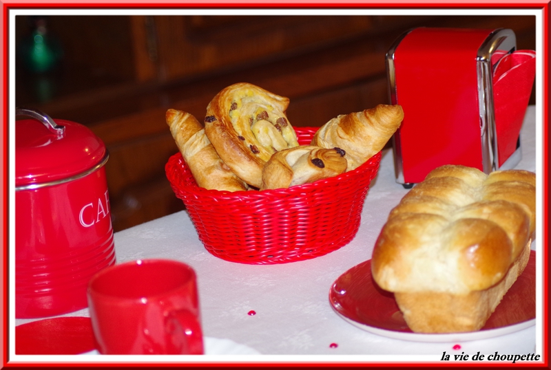 table petit déj rouge et blanche-27