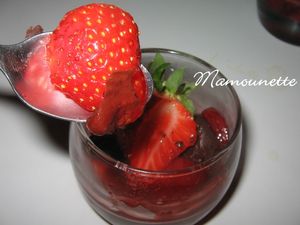 Verrines_fraises_chocolat_es_sur_compot_e_de_fraises_015