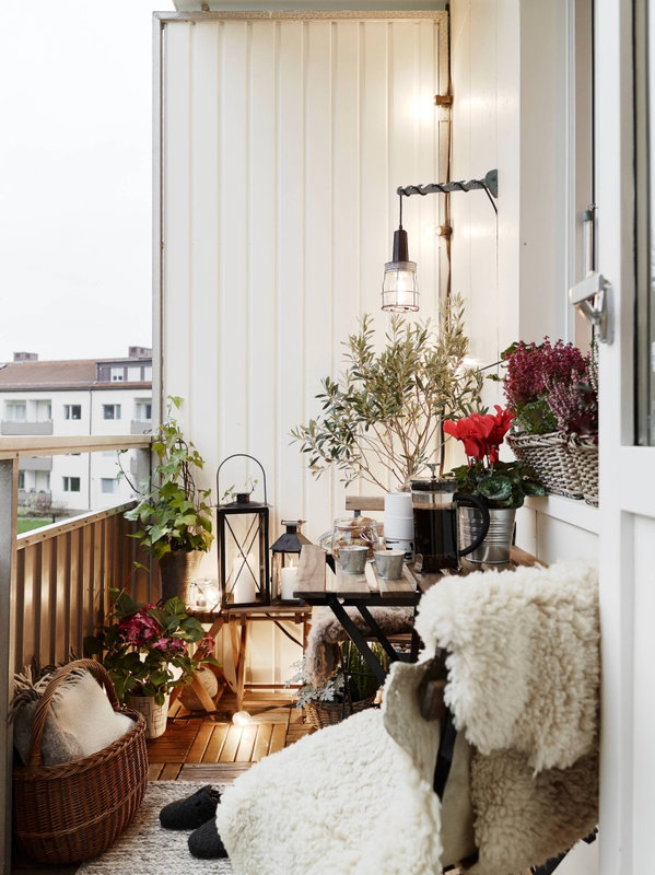 aménager-balcon-hiver-table-pliante-corbeille-fleurs
