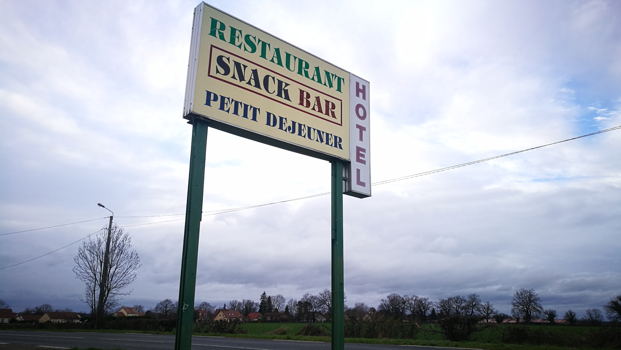 Doyet, sur la route, panneau hôtel Est Ouest (03)