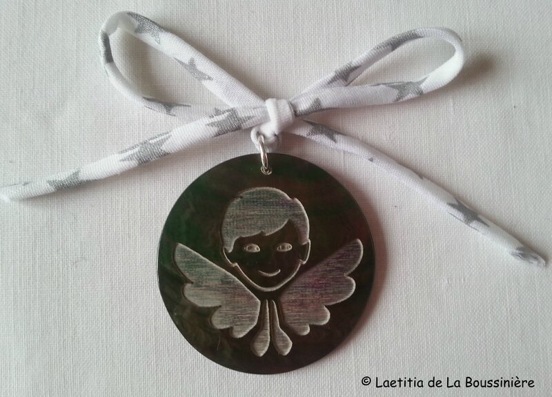 Médaille ange en nacre (sur ruban fin blanc étoiles argent)