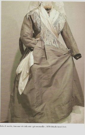 ROBE DE MARIEE GRIS TOURTERELLE EN SOIE 1870