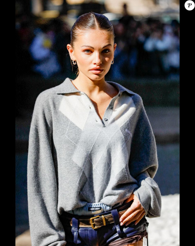 7252712-thylane-blondeau-arrivees-au-defile-mi-vertical_diaporama-1