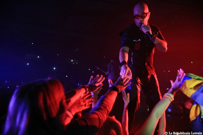 pascal-obispo-a-enflamme-le-galaxie-d-amneville-hier-soir-pour-le-plus-grand-plaisir-de-ses-fans-venus-en-nombre-photo-gilles-wirtz (6)