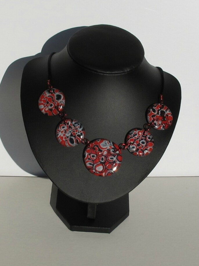 collier rond fimo rouge, noir et gris buste noir