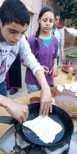 Ayoub fait cuire une crêpe
